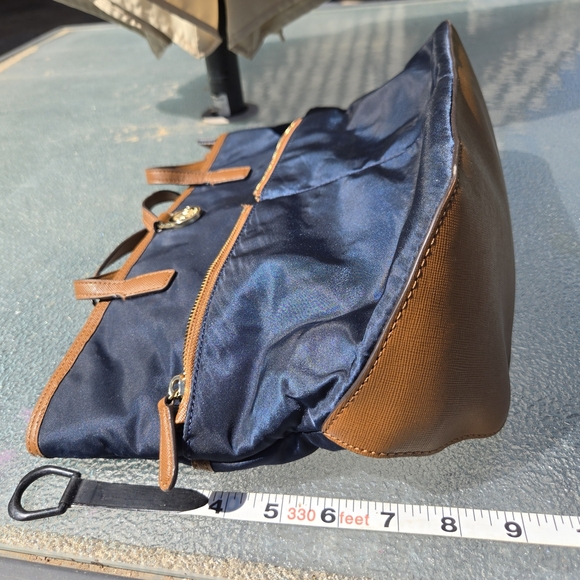 MICHAEL KORS KEMPTON POCKETS SHOULDER BAG LEATHER / NYLON - Picture 13 of 15